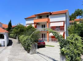 Apartments by the sea Trpanj, Peljesac - 3157, hotel a Trpanj (Trappano)