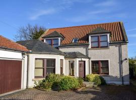 Beech Walk, holiday home in Crail