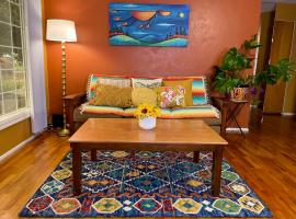 Welcome! Colorful 50's Ranch in the Heart of Eugene, holiday home in Eugene