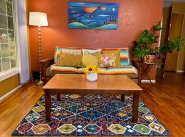 Colorful 50's Ranch in the Heart of Eugene, villa in Eugene