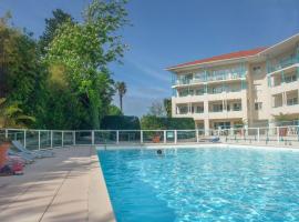 Studio au calme avec piscine, face golf, parking gratuit, tout &agrave; pied &agrave; 10mn centre ville