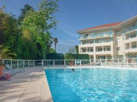 Studio au calme avec piscine, face golf, parking gratuit, tout à pied à 10mn centre ville, hotel in Ciboure