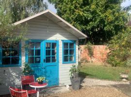 The Cabin, guest house sa Spixworth