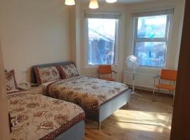 London Luxury Spacious 2 Bedroom Apartment 4 mins from Ilford Stn. FREE parking, hotel near Gants Hill Tube Station, London