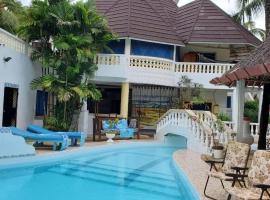 Lovely 3 Bed room Villa in Diani Beach with pool, hotelli kohteessa Galu