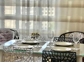ATLANT luxury Family Apart поряд з ТЦ ДЕПОТ, БЕЗКОНТАКТНЕ ЗАСЕЛЕННЯ, πολυτελές ξενοδοχείο σε Chernivtsi