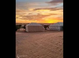 Splendid desert Saharian Luxury Camp in quiet and idyllic sand dunes