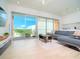 Cayman Luxury Rentals at One Canal Point, hotel em Upper Land