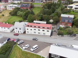 Jotunheim / Aparthotel / Family Friendly: Miðvágur şehrinde bir otel