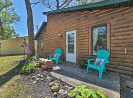 Charming Houghton Lake Cottage with Backyard!、ホートン・レイクのホテル