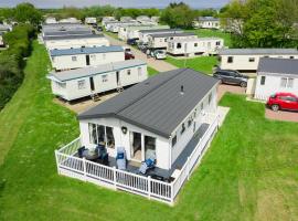 Stunning 6 Berth Lodge For Hire At Skipsea Sands In Yorkshire Ref 41077wf, campsite in Barmston