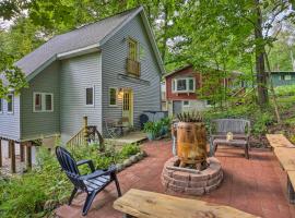 Quaint Plymouth Cabin - 1 Mi to Road America!, hotell i Plymouth