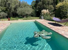 FUVOLEA, Maison de vacances à 15 min du centre d'Aix-en-Provence, piscine chauffée mai à fin septembre - jardin - parking privé gratuit, hotell i Fuveau