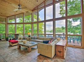 House on Lake of the Ozarks with Dock and Pool Table!, hotel u gradu Laurie