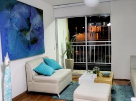 Moderno apartamento con wifi y piscina, ideal para teletrabajo o descanso en familia, hotel with pools in Los Patios