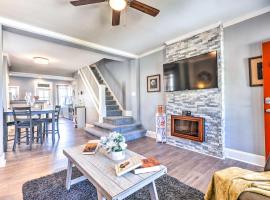 Charming Baltimore Home with Deck and Fire Pit!: Baltimore şehrinde bir evcil hayvan dostu otel