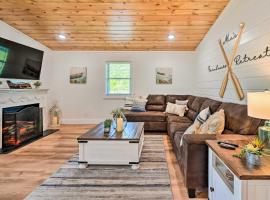 Farmhouse Retreat with Large Yard and Fire Pit!, βίλα σε Broken Bow