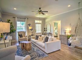 Baton Rouge Game Day House with Chic Yard Space, stuga i Baton Rouge