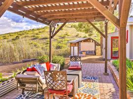 Modern Clarkdale Tiny Home on Mingus Mountain, hotel in Clarkdale