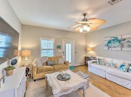 Sunny Townhome with Pool Access about 1 Mi to Beach, hotell sihtkohas Padre Island