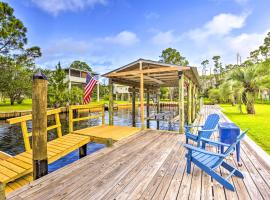 Waterfront Home Spectacular On-Site Fishing!, casa a Panacea