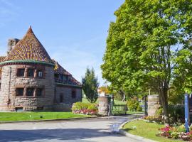 Viesnīca Oceancliff I & II, a VRI resort pilsētā Ņūporta, netālu no apskates objekta Castle Hill Light