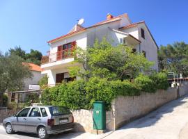 Apartments by the sea Vrboska (Hvar) - 8748, готель у місті Врбоська