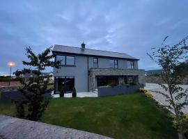 Exquisite Galway City Luxury home – Sleeps 10, hotel in Galway