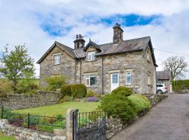 Lupton Hall Cottages, hotel with parking in Lupton