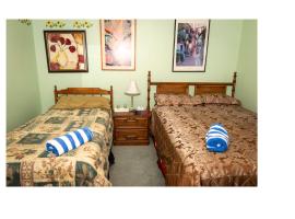 Bed & Breakfast-2 Beds-3 people In Hide-out Private Hidden Bedroom, habitación en casa particular en Abbotsford