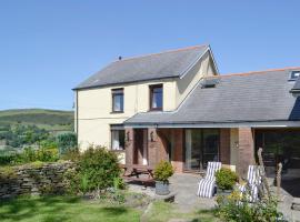 Brynllefrith Farmhouse, hotel with parking in Cymmer