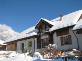 Chalet La Ferme de Noemie, hotel com estacionamento em Mercury