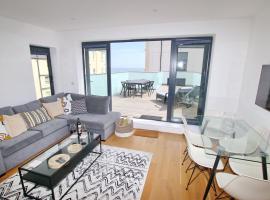 Modern Home for Small Groups by Stones Throw Apartments - Free Parking - Sea View, villa sa Worthing
