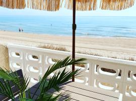 Modern beachfront townhouse, feriebolig i El Perelló