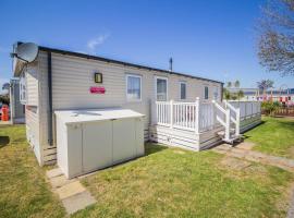 6 Berth Caravan With Decking And Wifi At Suffolk Sands Holiday Park Ref 45040g, glamping site in Felixstowe