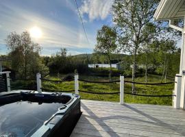 Villa Arktika porealtaallinen mökki Nuorgamissa Tenojoen ja tunturien vieressä, cottage in Nuorgam