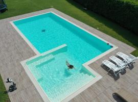 Wanderlust Apt in Villa con Piscina - 45 min Venezia - Zona Unesco, hôtel à San Pietro di Feletto
