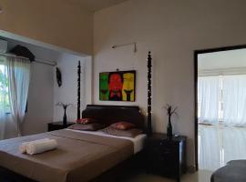 J-House, spacious apartments with balconies, Thalassa 1min away, hotel in Siolim
