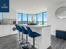 THE PENTHOUSE, Spacious, Stunning Views, Foosball Table, 3 Large Rooms, Central Location, River Front, Tay Bridge, V&A, 2 mins to Train Station, City Centre, Lift Access, Parking, WiFi, Mid-Stay Rates Available by SUNRISE SHORT LETS, strandleiga í Dundee