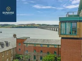 THE PENTHOUSE, Spacious, Stunning Views, Foosball Table, 3 Large Rooms, Central Location, River Front, Tay Bridge, V&A, TrainStation, City Centre, Lift Access, Parking, WiFi, hosted by Sunrise Short Lets