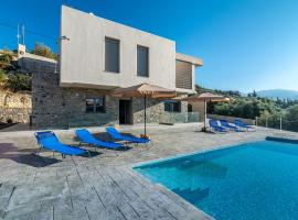 Modern Private Villa with Infinity Pool, feriehus i Iraklio