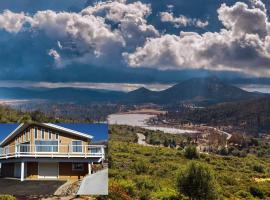 A LIVING CANVAS Amazing Lake View Custom Home, hotel in Julian