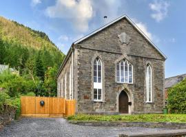 Finest Retreats - Luxury Converted Chapel with Hot Tub & Games Room, hébergement à Dinas Mawddwy