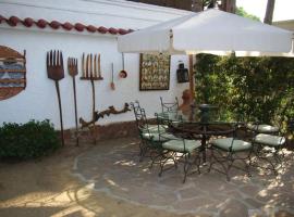Enjoy your holidays 300m to the Mediterranean sea at Villa DIVALI: Castelldefels'te bir otel