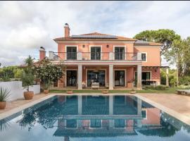 Colorful Villa with pool by OTYNA AM, hotel i Estoril
