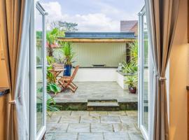 Little Palm House, holiday home in Reigate