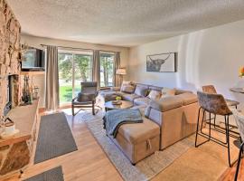 Cozy and Chic Mountain Condo with Community Perks, hotel in Fraser