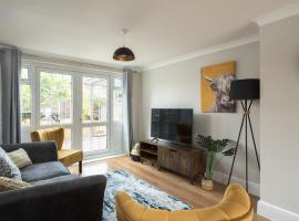 Stylish & Spacious 3BR Home With Private Driveway, hotel u gradu 'Bletchley'