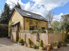 Barn Court Cottage, hotel in Washfield