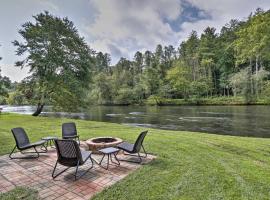 Rivers Edge - Ultimate Riverfront Getaway, cottage a Hayesville